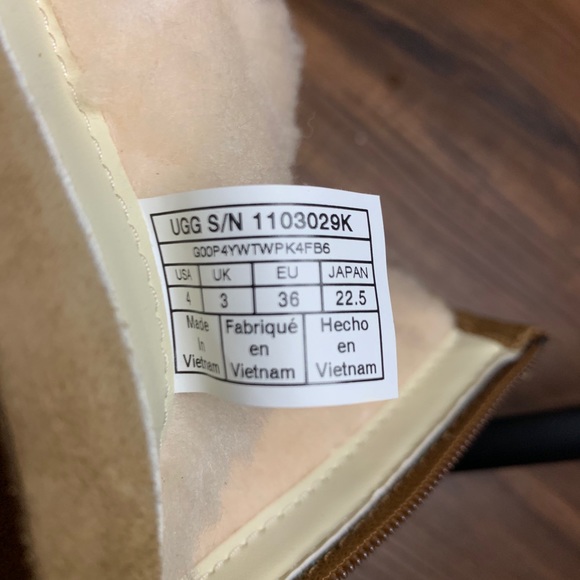 UGG boots size 4 kids - Picture 2 of 5